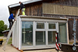 Die Ketten werden abgemacht und nun steht das große Modul erst mal an der Reithalle.