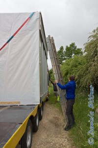 Jetzt müssen die Schnüre weg, die das Modul auf dem Laster gehalten haben..