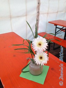 Wunderschöne Blumen in weiss und rot schmücken die Tische...