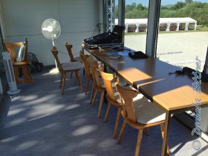 Für die Richter ist alles bereit, die Soundanlage ist oben installiert und auch der Ventilator ist da...