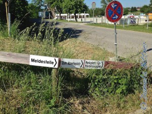 Überall stehen Schilder, die den Gästen den Weg weisen...