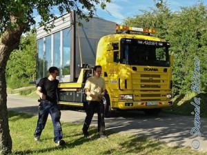 Erster Anfahrtsversuch des Lasters... Nachher hat er umgedreht und ist rückwärts heran gefahren...