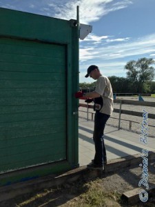 Eine Stange ist am Container noch im Weg, Martin Esdar schraubt sie ab...