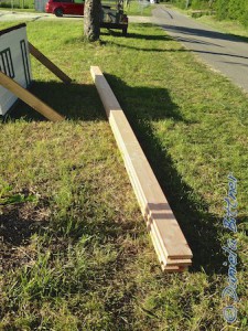 Aus diesen Douglasien-Brettern soll vor der Eingangstür des Richterheims eine Art Terrasse entstehen, damit man das Heim bequem betreten kann.