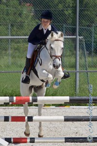 Anna-Sophie Brenner hat auf ihrem Dandy-Boy B das Stilspringen Klasse A gewonnen, mit Cantucino war sie noch platziert..