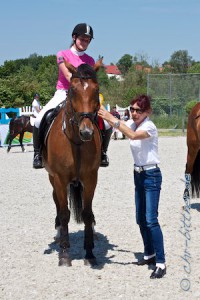 Anna-Wenhuda war fünfte im Springreiter-Wettbewerb auf Le Cheval, hier bekommt sie von Richterin Christina Knorr gerade ihre Schleife...