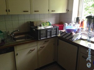 In der Küche werden die Reste aus dem Bewirtungsbereich zwischengelagert, auch die leeren Kuchenplatten....