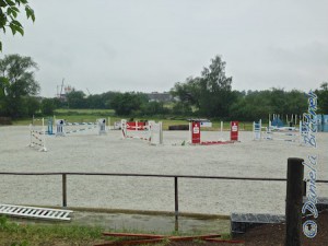 Um den Reitplatz sieht es auch schon ziemlich aufgeräumt aus..