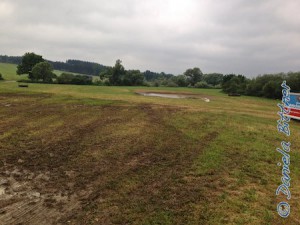 Der Regen hat dem Boden ziemlich zugesetzt, aber die große Pfütze hinten am Arbeitsplatz ist schon viel kleiner...
