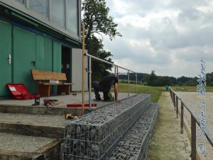 Hier werden die Pfosten genau eingepasst, mit der Wasserwaage ausgerichtet und anschliessend einzementiert.