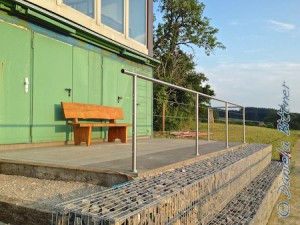 Am Abend sah es dann so aus. Dünne Stahlseile ziehen sich durch die Pfosten. Nun versperrt kein Holz mehr die Sicht auf den Platz...