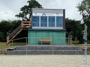 Noch mal ein Rundumblick auf die neue, ausgebaute Tribüne..