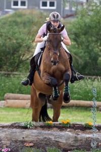 Justina Levanaite startete auf Chicco G in der Eignungsprüfung für Reitpferde Klasse A mit Gelände...