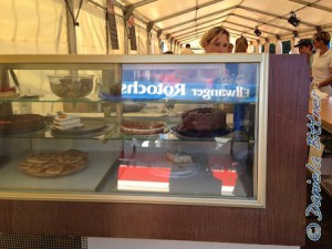 In der Kuchentheke werden nicht nur leckere Kuchen angeboten, auch Früchtebecher stehen darin. Bei den hohen Temperaturen finden diese großen Anklang...