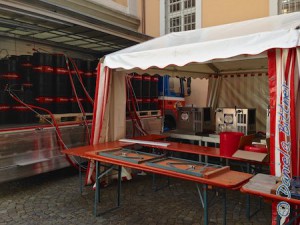 Das war der Stand mit den vielen Bierfässern im Hintergrund...