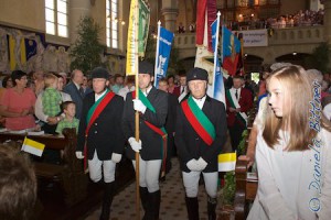 Hier sind unsere drei Standartenträger, Manuel Bühler in der Mitte flankiert von Gebhard Bühler und Georg Gösele, beim Einzug...