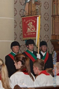 Während des langen Gottesdienstes standen sie neben dem Aufgang zum Altar...