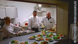 Gekonnt wird alles vorbereitet, damit das Essen möglichst schnell auf die Tische kommt.. Zu dem Salat gab es noch leckeren Braten...