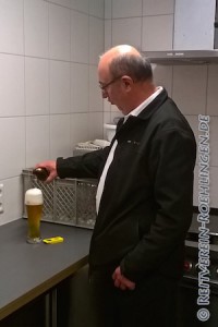 Auch das Getränke einschenken sieht professionell aus...