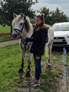 Vor dem Schloss wurde gesattelt, Charlotte Uhl hält noch das Pferd..