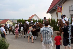Hier ein Blick auf die Runde... Die Reiter hatten kaum Platz für alle...