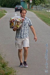 Manuel Bühler schleppt den Geschenkkorb...