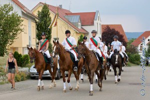In gekonnter Formation reiten die Gratulanten durch das Dorf zu Helmut...