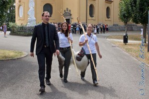Julia und Dorothee waren ohne Pferd beim Wilden Heer dabei und standen Spalier... Hier kommen sie mit Manuel zu den Reitern...