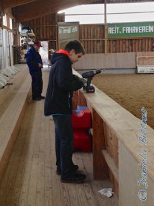 In der Reithalle wurden die Bandenbretter abmontiert...
