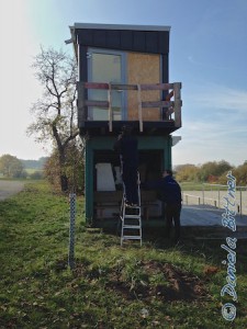 Simon Wagner und Manuel Bühler machen den Container winterfest...