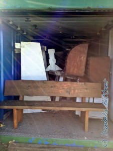 Der Container ist voll, auch die schöne Holzbank hat dort Platz gefunden...