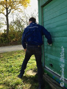Manuel verschließt noch den Container, wieder eine Ecke fertig...