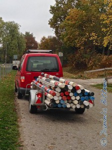 Hier sind die Stangen der Hindernisse auf dem Weg zurück in die Reithalle...