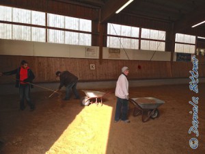 Mühsam mit Schubkarre und Schaufel wurde der Hallenboden wieder schick gemacht...