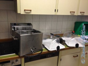 In der Küche sind schon Fritteuse und Platten für belegte Brötchen vorbereitet...