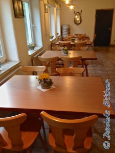 Die Tische und Fensterbänke vom Reiterstübchen sind alle schön geschmückt mit Blumen..