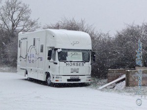 Schon am Mittwoch war der erste Laster da. Am Samstag schneite es kräftig, da war er natürlich eingeschneit...