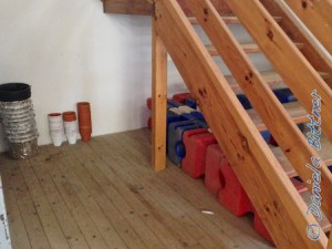 Die Plastikteile für die Hindernisse sind ordentlich unter der Treppe verstaut...