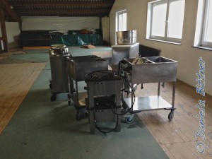 Oben ist es noch ziemlich unordentlich... Aber die Gerätschaften für die Küche sind schon da...