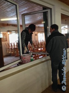 Tina Spaag und Anne Epacher haben sich das Reiterstübchen vorgenommen. Einen Großteil der Arbeit nimmt das Fenster putzen ein...