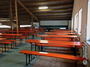 Oben wurden Tische und Bänke aufgestellt (natürlich war vorher alles gekehrt und gesaugt worden, und die Fenster geputzt)...