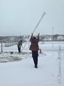 Trotz Schnee müssen diese in die vorgesehenen Löcher...