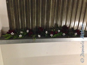 Sogar die Ablage am Treppenaufgang hat einen Zweigschmuck bekommen...