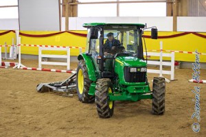 Zwischen den einzelnen Abteilungen glättete Georg den Boden mit dem Traktor...
