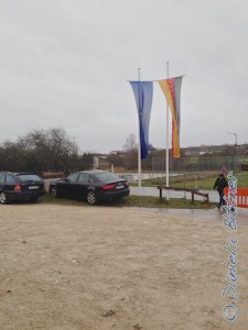 Draußen hingen die Fahnen an den Masten...