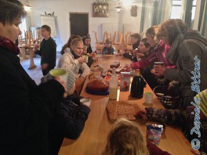 Zum Aufwärmen trafen sich alle im Reiterstübchen zu Kuchen und heißem Punsch!