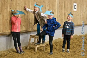 Inga hat wieder fleissig gebastelt und für die Kinder voltitaugliche Delphin-Mützen entworfen. Die sehen doch super aus damit, gell?