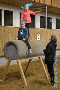 Diese Kür wird nach dem echten Pferd auch auf dem Holzpferd geübt, dass alles sitzt..