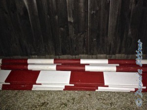 Draußen lagen die Stangen, die noch aus Rindelbach stammten.. Und daneben lehnten die Paletten des Unterbaus des Podests..