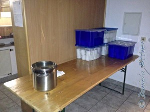 Im Reiterstübchen sind der Kuchentisch und die Kaffeetassen für das Nikolausreiten noch dageblieben... Der Rest des Raumes wurde geputzt und aufgeräumt...